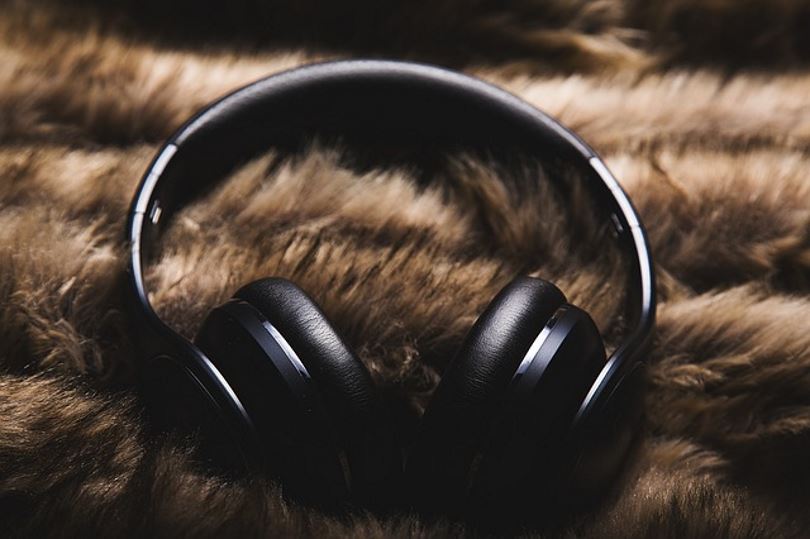 Nowoczesne zestawy słuchawkowe – postaw na duży wybór i jakość