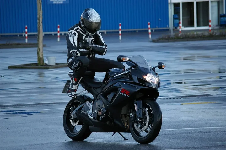 Z pasją do jazdy – kompleksowy przewodnik po sprzęcie motocyklowym