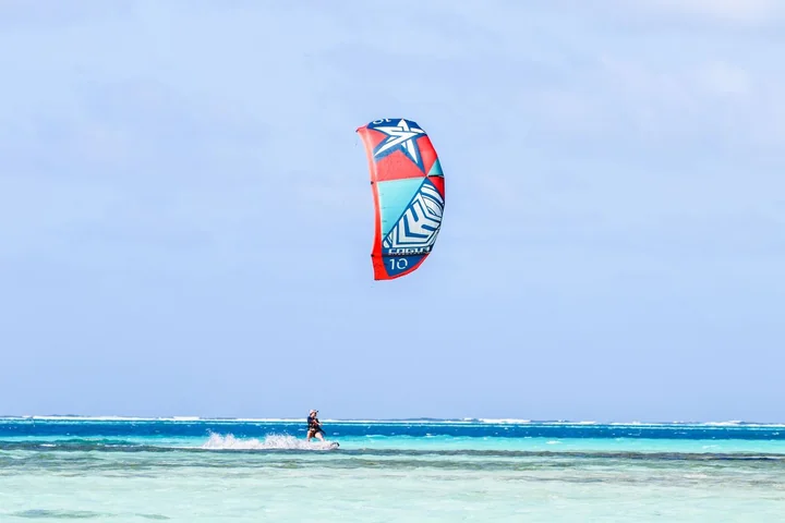 Ile czasu potrzeba na naukę kitesurfingu? Od pierwszych zajęć do samodzielnego pływania