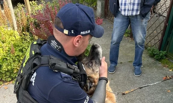 Policjanci pierwsi na miejscu pożaru. Z zadymionego mieszkania uratowali psa