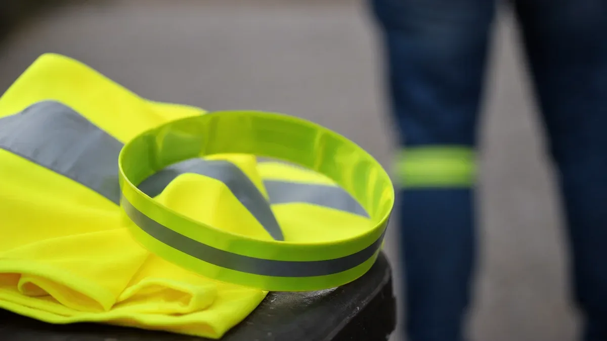W Gdyni policjanci przypominają o odblaskach przed jesienią