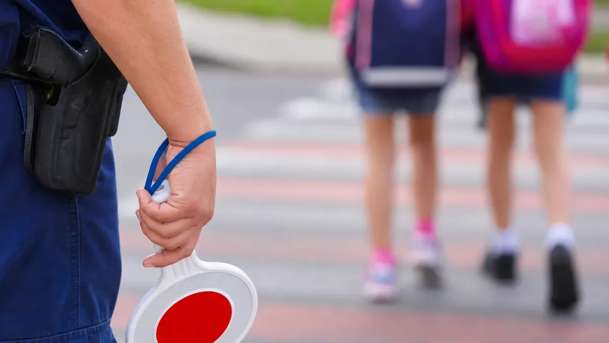 Odblaski, przejście przez jezdnię i pytania do policjantów w Gdyni