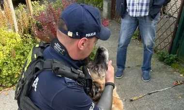Policjanci pierwsi na miejscu pożaru. Z zadymionego mieszkania uratowali psa