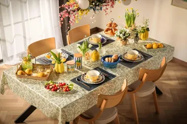 Rodzinne przyjęcia w domu – jak zaprojektować stylową przestrzeń do spotkań przy stole?