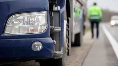 Kontrola TIR-ów w Gdyni ujawniła 49 wykroczeń i kierowcę po alkoholu