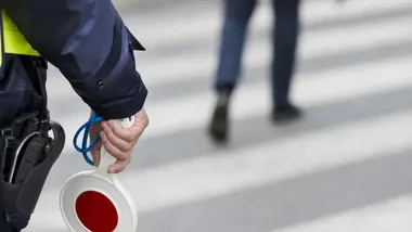 Gdyńscy policjanci ostrzegają przed hejtem i zagrożeniami w drodze do szkoły