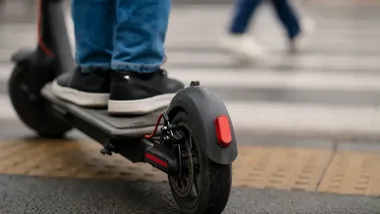 Hulajnoga elektryczna to nie zabawka. Policja przypomina zasady jazdy