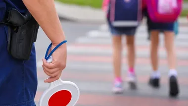 Odblaski, przejście przez jezdnię i pytania do policjantów w Gdyni