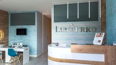 wnętrze salonu Lusterko - recepcja