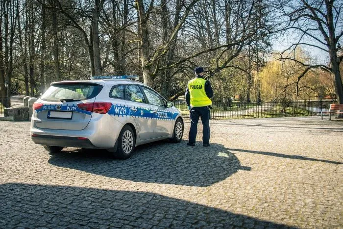 Policja zatrzymała 34-letniego Rumuna za zuchwałe kradzieże złotych łańcuszków