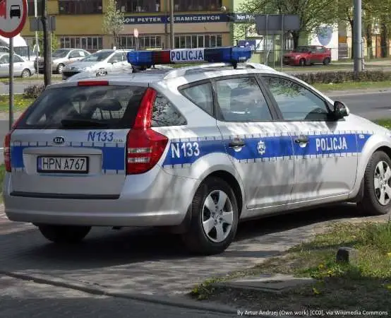 Policjanci z Chyloni ratują życie 87-latkowi przy ul. Rybińskiego w Gdyni