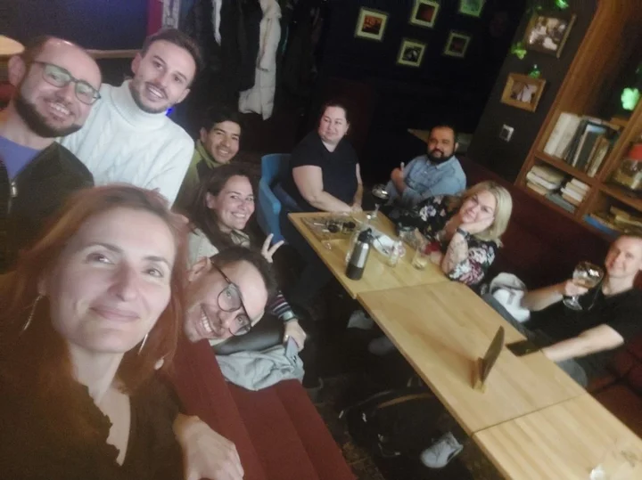 Obrazek przedstawia grafikę promocyjną wydarzenia Spotkanie Couchsurfing w Gdyni — integracja przy Starowiejskiej