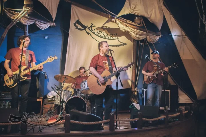 Grafika promocyjna wydarzenia EKT Gdynia w Tawernie Korsarz — koncert szant i morskich hitów