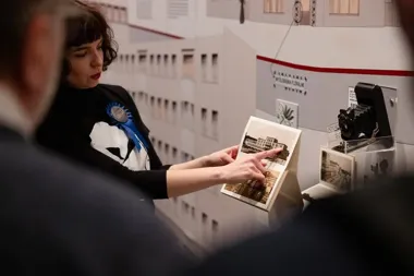 Grafika promocyjna wydarzenia Gdynia jest kobietą — herstoryczne oprowadzanie po wystawie „Gdynia – Dzieło Otwarte”