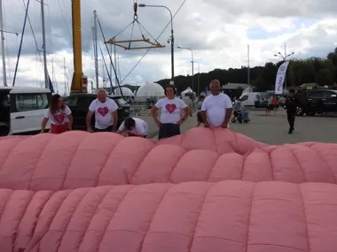 Grafika promocyjna wydarzenia Grubas w Gdyni: profilaktyka raka jelita grubego na plaży miejskiej
