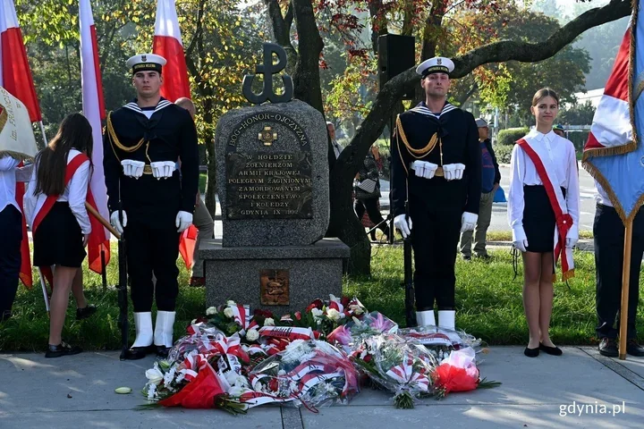 Pasowanie na ucznia pod pomnikiem Armii Krajowej w Gdyni