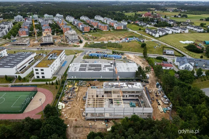 Dach nad basenami już rośnie. Chwarzno-Wiczlino wchodzi w decydującą fazę