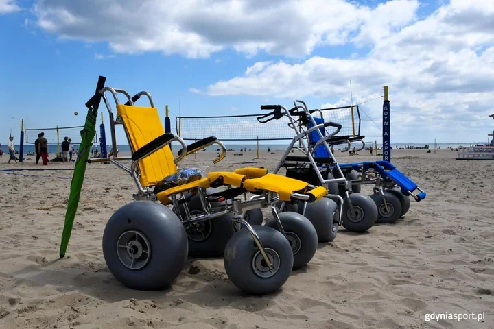 Nowe wózki na plaży w Gdyni. Sprzęt ma przełamać bariery