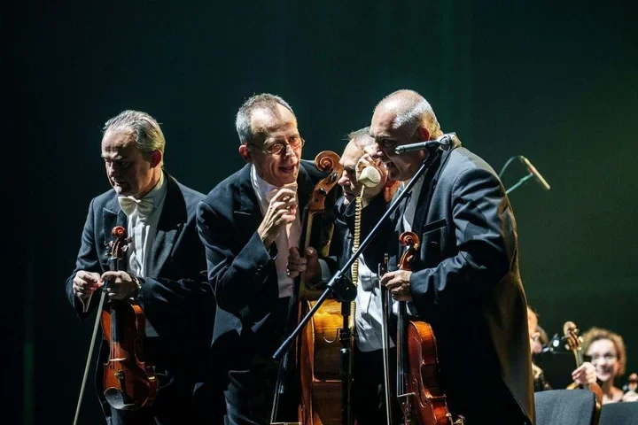 Grupa MoCarta i orkiestra symfoniczna połączyły humor z klasyką w Gdyni