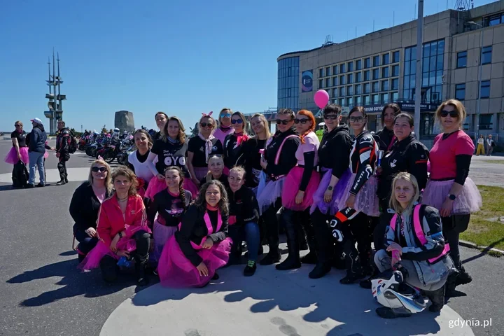 Różowe motocykle wjechały do Gdyni. Cel był ważniejszy niż pokaz
