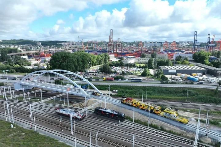 Nowy wiadukt w Gdyni przyjmie cięższe pociągi jadące do portu