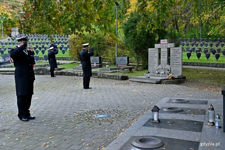 Marynarze uczcili obrońców Wybrzeża. Hołd złożono na trzech gdyńskich cmentarzach