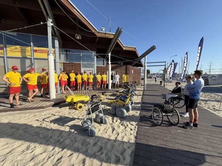 Na gdyńskiej plaży ratownicy ćwiczyli pomoc dla osób ze szczególnymi potrzebami