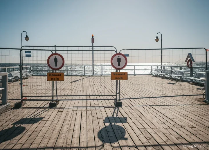 Na orłowskim molo ruszył przegląd, a spacerowicze tracą kawałek pomostu