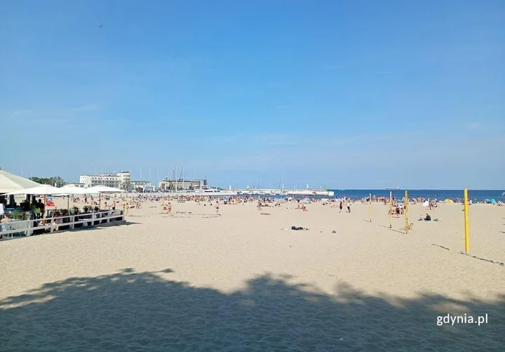 Białe flagi na wszystkich gdyńskich kąpieliskach. Można wejść do wody
