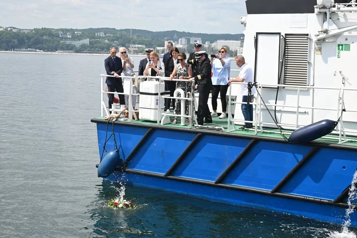 Morze znów przypomniało o swoich ludziach. Gdynia zaczęła święto od ciszy