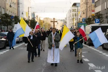 Różaniec, wojskowa asysta i słowa o morzu. Tak obchodzono Dzień Papieski w Gdyni