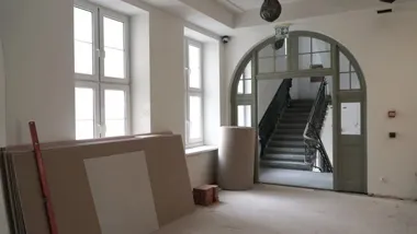 Dawna szkoła zmienia się w centrum dla seniorów. Powstanie 11 sal