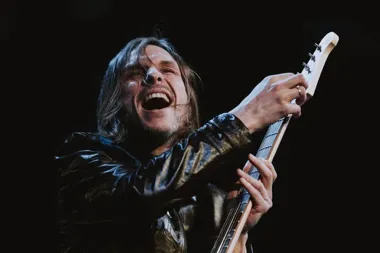 Rockowy sen wraca na scenę, a bohater próbuje odzyskać siebie