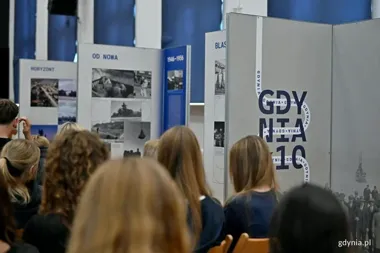 Wystawa „Gdynia x 10” trafiła do II LO. Historię miasta oglądają uczniowie