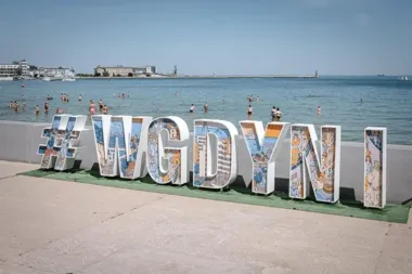 Gdynia nie zwalnia na koniec lata. Elektronika, regaty i kino pod chmurką