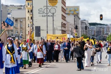 Stumetrowa flaga i tłum na nabrzeżu Gdynia w kaszubskim rytmie