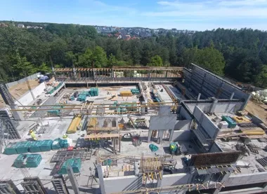 Kryta pływalnia na Chwarznie-Wiczlinie wychodzi z ziemi. Baseny już w 2027 roku