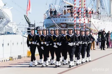 Trzy saluty i tłumy przy Błyskawicy. Gdynia weszła w majówkę
