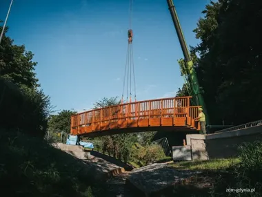 Mostek Wenecki nad Strugą Cisowską ma już drewnianą konstrukcję