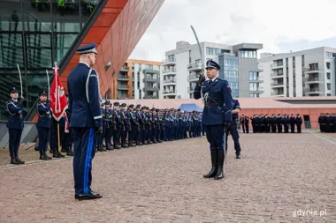 Nowi policjanci złożyli ślubowanie. Wśród wyróżnionych funkcjonariusze z Gdyni