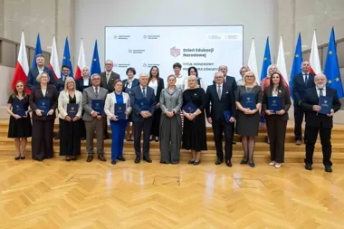 Nauczycielka gdyńskiej Trójki z tytułem Profesora Oświaty. Jest jedną z 25 osób