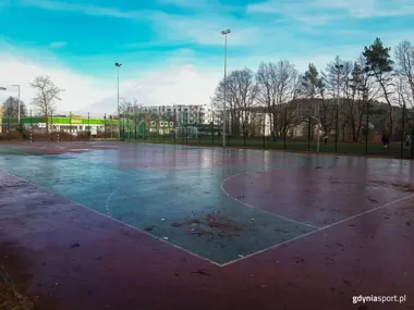Asfalt znika przy SP 16. Dwa boiska przejdą dużą metamorfozę