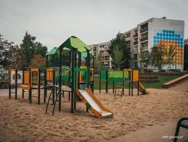 205 tys. zł na place zabaw przy ul. Staffa. Dzieci już korzystają