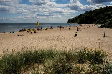 Bałtyk w Gdyni ma jeszcze letnią temperaturę. Na kąpieliskach biała flaga