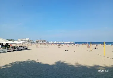 Białe flagi na wszystkich gdyńskich kąpieliskach. Można wejść do wody