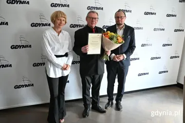 Stanisław Olesiejuk z nagrodą Prezydenta Gdyni. Przed nim setna wystawa