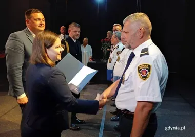 Dziewięcioro nagrodzonych i 18 awansów. Święto strażników w Gdyni