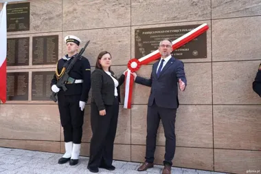 Na Witominie odsłonięto tablicę. W Gdyni przypomniano ofiary z Kresów