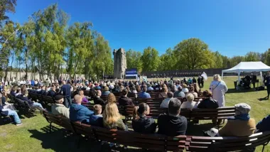 W Stutthofie zabrzmiała pamięć. Gdynianie oddali hołd ofiarom