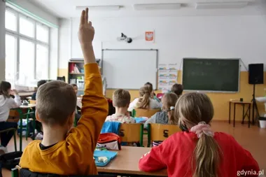 Telefon nie będzie już konkurował o uwagę ucznia. Nowe zasady w szkołach